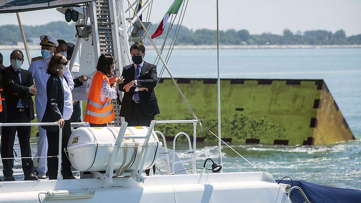 Premier Giuseppe Conte ließ sich beim Testlauf das Prinzip der Barrieren erklären