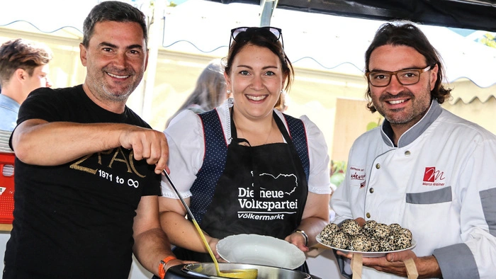 Bürgermeister Markus Lakounigg und Gemeinderätin Elisabeth Kollitsch beteiligten sich am Showkochen mit Showkoch Marco Krainer.