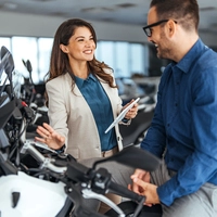 Ein Motorrad kann rein äußerlich top beieinander sein, aber dennoch Mängel aufweisen. Beim Fachhandel fahren Sie sicher!