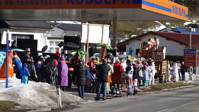 Der Faschingsumzug im Ortsteil Veitsch von St. Barbara lockte zahlreiche Faschingsfreunde und begeisterte Zuschauer an.