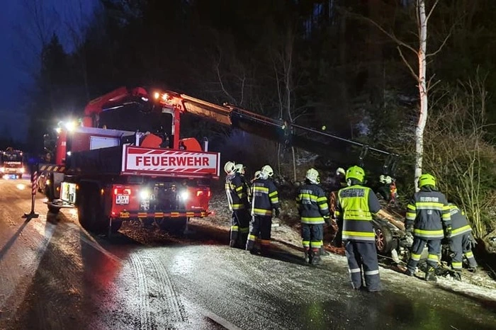 ... Sonntagfrüh gegen 6.45 Uhr wurden die Einsatzkräfte auf die B115 Eisen Straße in Edling Richtung Trabocher See alarmiert ...