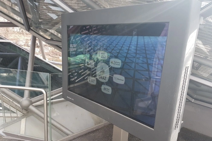 So wurde der Eingangsbereich zur Infozone samt Monitoren.
