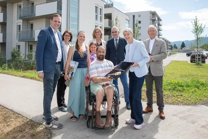 Vizebürgermeister Patrick Jonke, Vorstandsobfrau Gerlinde Peyker (VKS), Astrid Körner von der Diakonie, Harald Repar, Gaby Schaunig und Wolfgang Ruschitzka haben die Wohnungen übergeben an die Mieterinnen und Mieter
