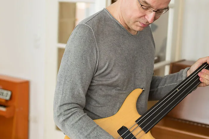 Ein Leben mit Zehntausenden Büchern, Platten und Cds und vielen Instrumenten:Musik spielt im Leben von Intendant Bernhard Günther eine Riesenrolle