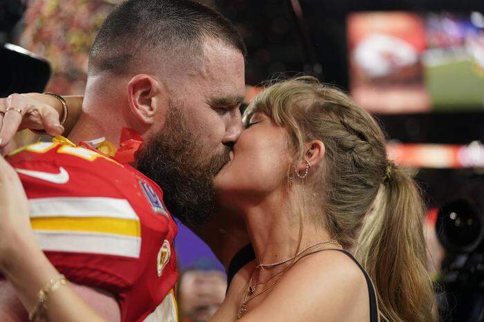 Taylor Swift küsst Chiefs Tight End Travis Kelce nach dem Sieg der Kansas City Chiefs