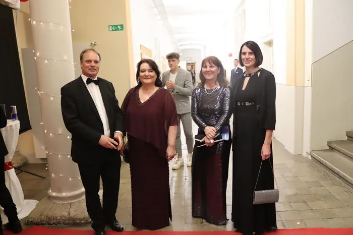 Direktorin Ines Leschirnig-Reichel (2.v.re.) begrüßte mit den Klassenvorständen der drei Maturaklassen Locker, Peter und Veidl die zahlreichen Gäste.