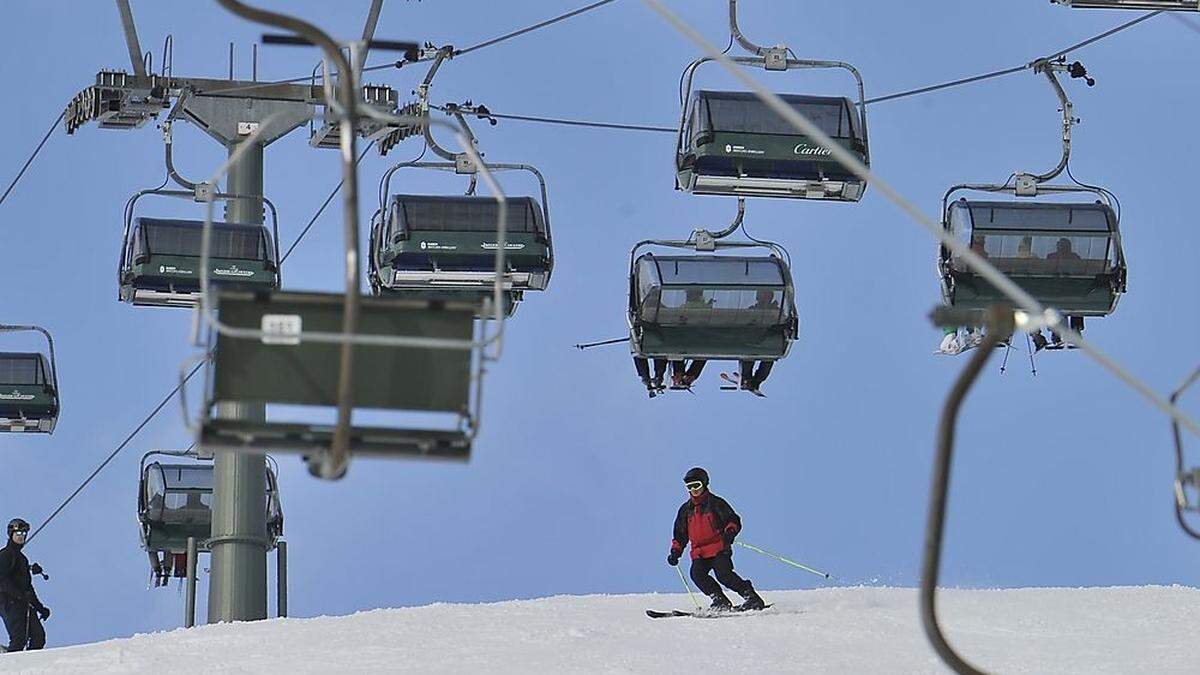 Der Urlauber landete mit seinem Autp auf der Skipiste.