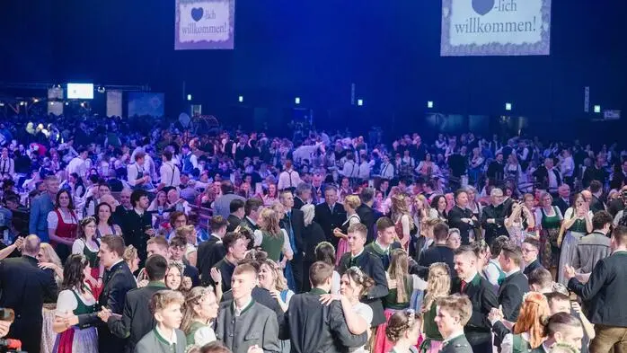 Die Tanzböden sind getreten voll