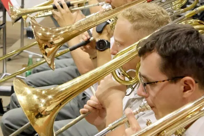 Doch nicht nur die Musik stand im Mittelpunkt: Der Reinerlös des Benefizkonzerts kommt dem Sozialfonds Hüttenberg zugute und unterstützt damit den Kindergarten sowie die Volksschule der örtlichen Marktgemeinde. Mit großem Engagement aller Beteiligten und der beeindruckenden Unterstützung des Publikums zeigte sich einmal mehr: Musik kann Menschen begeistern, Gemeinschaft stärken und dort helfen, wo Unterstützung gebraucht wird. Fazit: Ein Konzertabend der Spitzenklasse, der noch lange in Erinnerung bleiben wird.