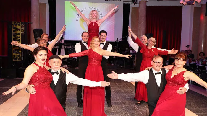 Tänzer von 17 bis 70 Jahren beeindruckten beim Evangelischen Ball mit einer gelungen Vorstellung