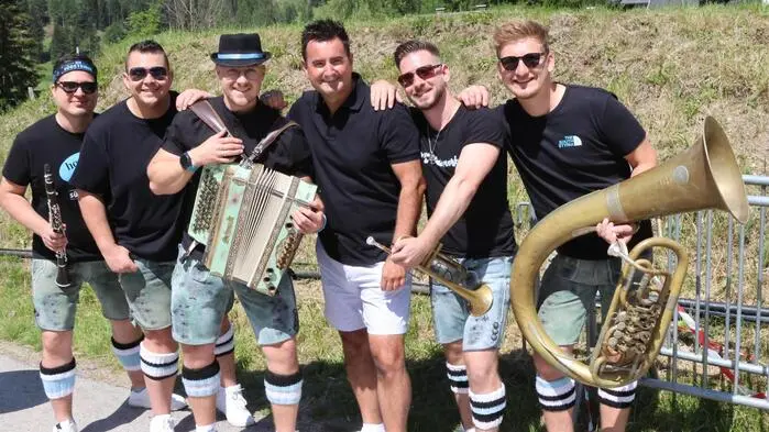 Zahlreiche eingeschworene und hitzeresistente Fans hatten sich am Freitag am Festgelände eingefunden, um ihre Lieblingsstars so richtig hautnah erleben zu können. 