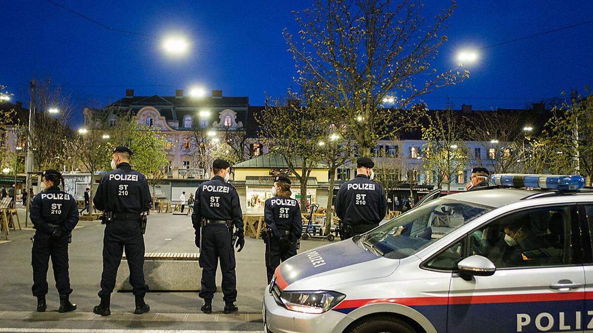 Am Freitag- und Samstagabend musste die Polizei mit einem Großaufgebot den Kaiser-Josef-Platz räumen