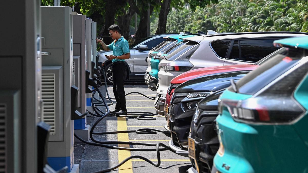 Hier werden unter anderem Autos der vietnamesischen Marke Vinfast geladen. Das Auslieferungslager in Neuberg an der Mürz umfasst dann gleich 1200 E-Autos