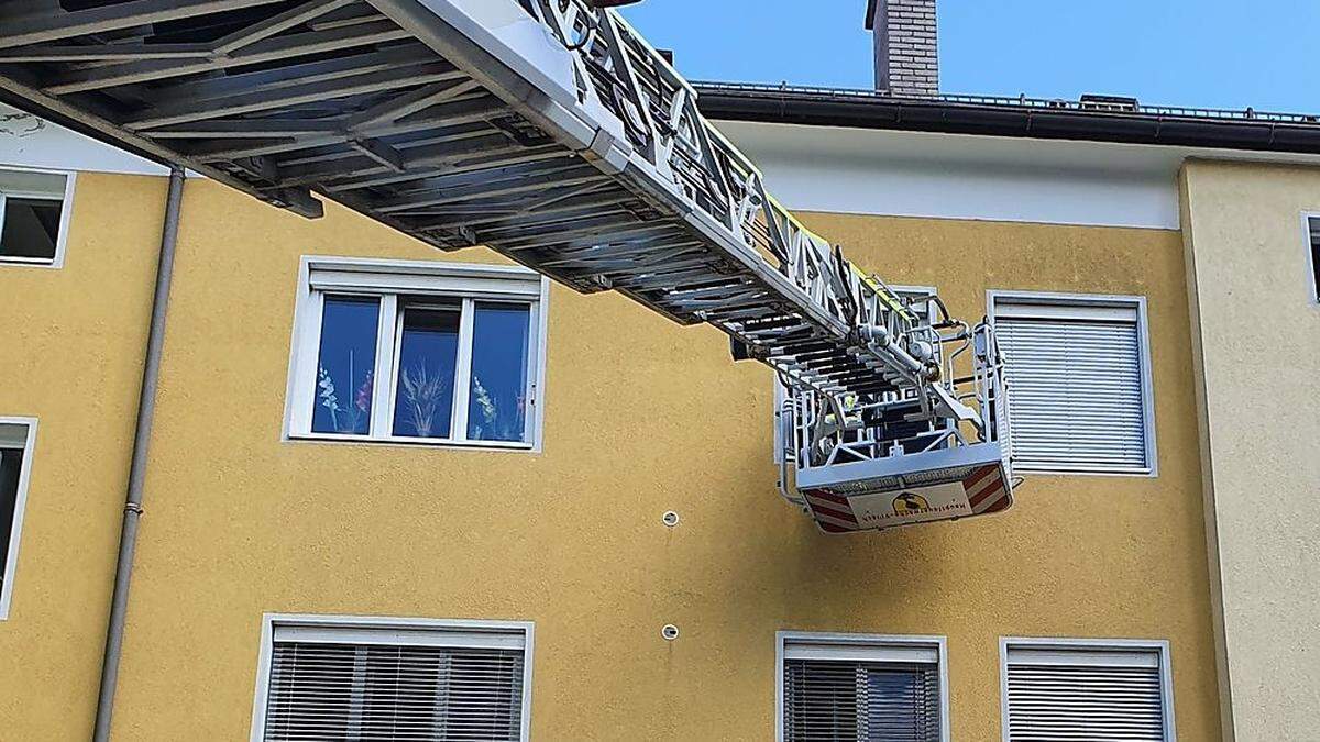 Die Feuerwehrleute gelangten über die Drehleiter in die Wohnung