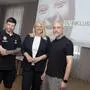 Die drei Personen vor einer Leinwand, auf die ein Bild der neuen Kampagne „Du inklusive“ projiziert wird