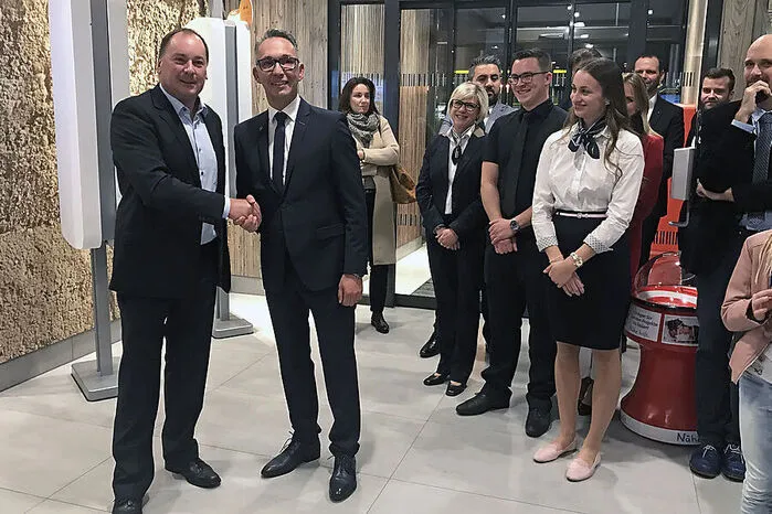 Mehr Sitzplätze, Parkplätze und vieles mehr: In vier Monaten wurde im Gewerbepark Nord der Gemeinde Gralla, Bezirk Leibnitz, das ehemalige Gebäude des McDonald's Restaurants abgerissen und ein neues gebaut. Mehr dazu.