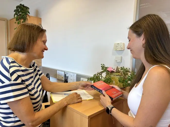 Die Ausleihe erfolgt ganz unkompliziert im Sekretariat im ersten Stock
