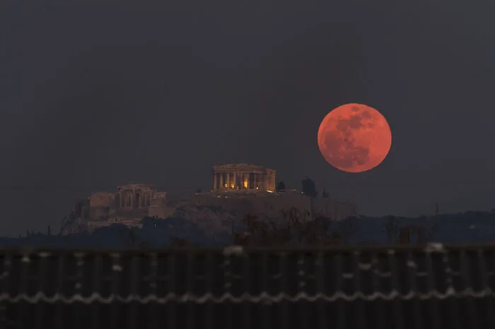 Über dem Parthenon in Athen.