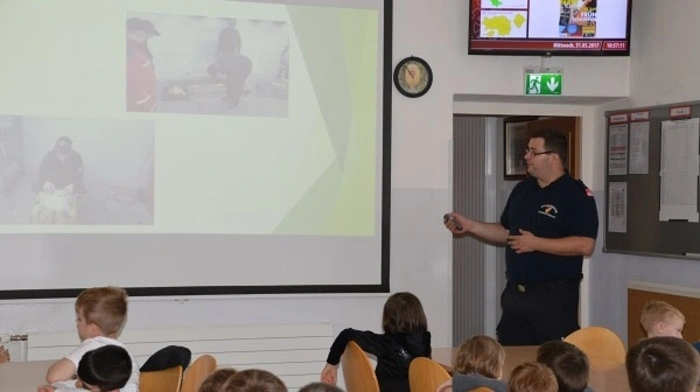 Feuer übt gerade auf Kinder eine elementare, ja fast magische, Faszination aus. Um sie auf die Gefahren aufmerksam zu machen, lud die Feuerwehr Diemlach zwei Kindergartengruppen ein.