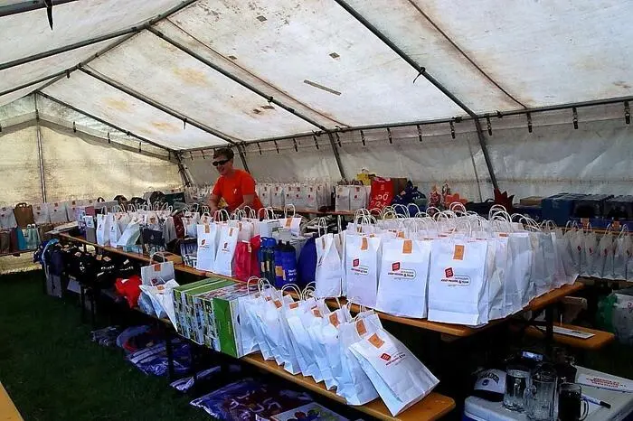 Bei einem Riesenglückshafen gab es wertvolle Preise zu gewinnen, für die kleinen Festbesucher stand eine Hüpfburg bereit.