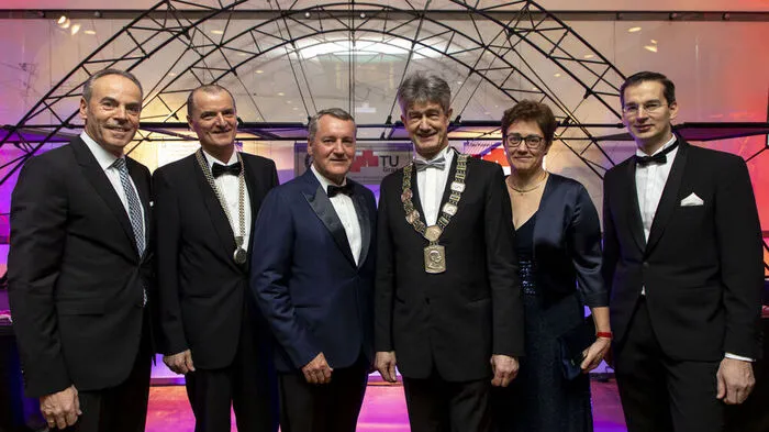 Josef Pein (PORR), Gerald Zenz (TU Graz), Alexander Pongratz (Pongratz Bau), TU Graz-Rektor Harald Kainz, Michaela Kofler (FH JOANNEUM) und Martin Payer (FH JOANNEUM)