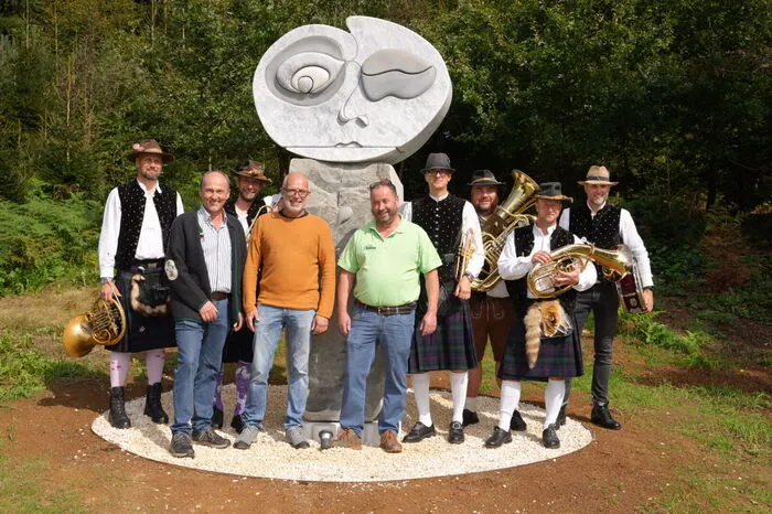 Die Skulptur Luna - genau zwischen dem Weinhof Lagger und der Buschenschenke Höfler von Thomas Györi errichtet ist als Fotopoint sehr beliebt. Die Musikgruppe "Die Halbwilden" haben sich mit Harald Lagger, Thomas Györi und Gustav Unterlerchner zu Beginn versammelt.  