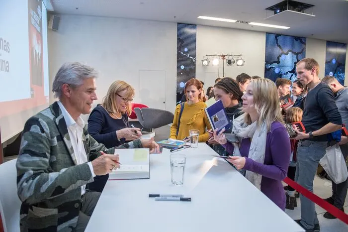 Nach der Lesung stand er stundenlang seinen Fans Rede und Antwort, signierte Bücher, verteilte Detektivkunden ...