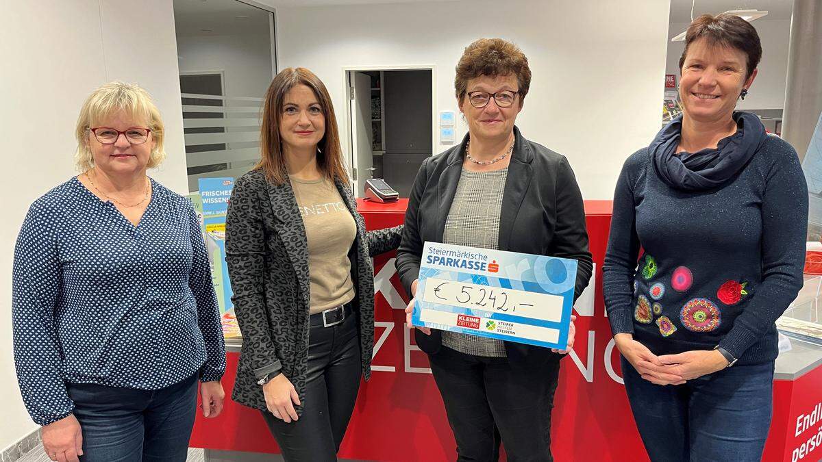 Bezirksbäuerin Maria Matzhold (2. v. r.) übergibt mit Ortsbäuerin von Feldbach, Wilma Kaufmann, (r.) und Bäuerin Gabi Tieber (l.) den Scheck für &quot;Steirer helfen Steirern&quot; an Sarah Holler (2. v. l.) von der Kleinen Zeitung