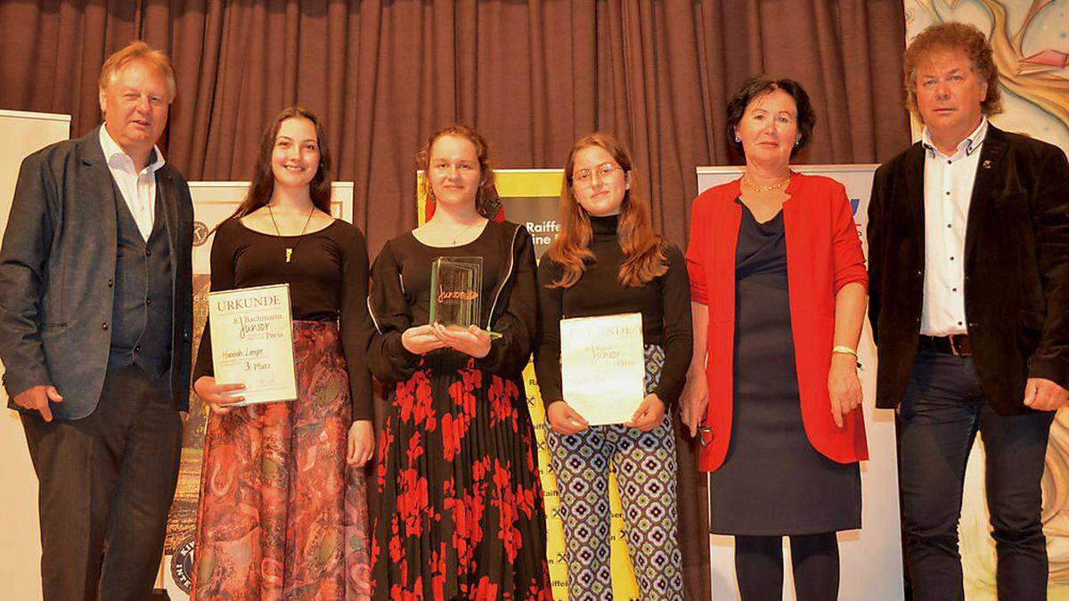 Bürgermeister Leopold Astner, Hannah Lenger (3. Platz), Siegerin Rebecca Maria Milke, Lourdes Gläser (2.) mit Initatorin Irmgard Janschitz und Kulturstadtrat Günter Pernul