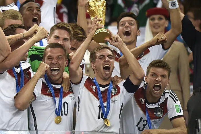 Einer der größten Erfolge von Lahm war definitiv der Weltmeistertitel 2014 in Brasilien. Als Kapitän durfte der 33-Jährige den Pokal als erster in Händen halten.