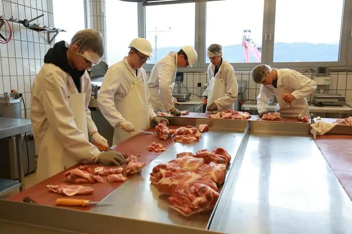 Die selbstgemachten Milch- und Fleischprodukte konnten ebenfalls verkostet werden. Einblick gab es auch in das Internat.