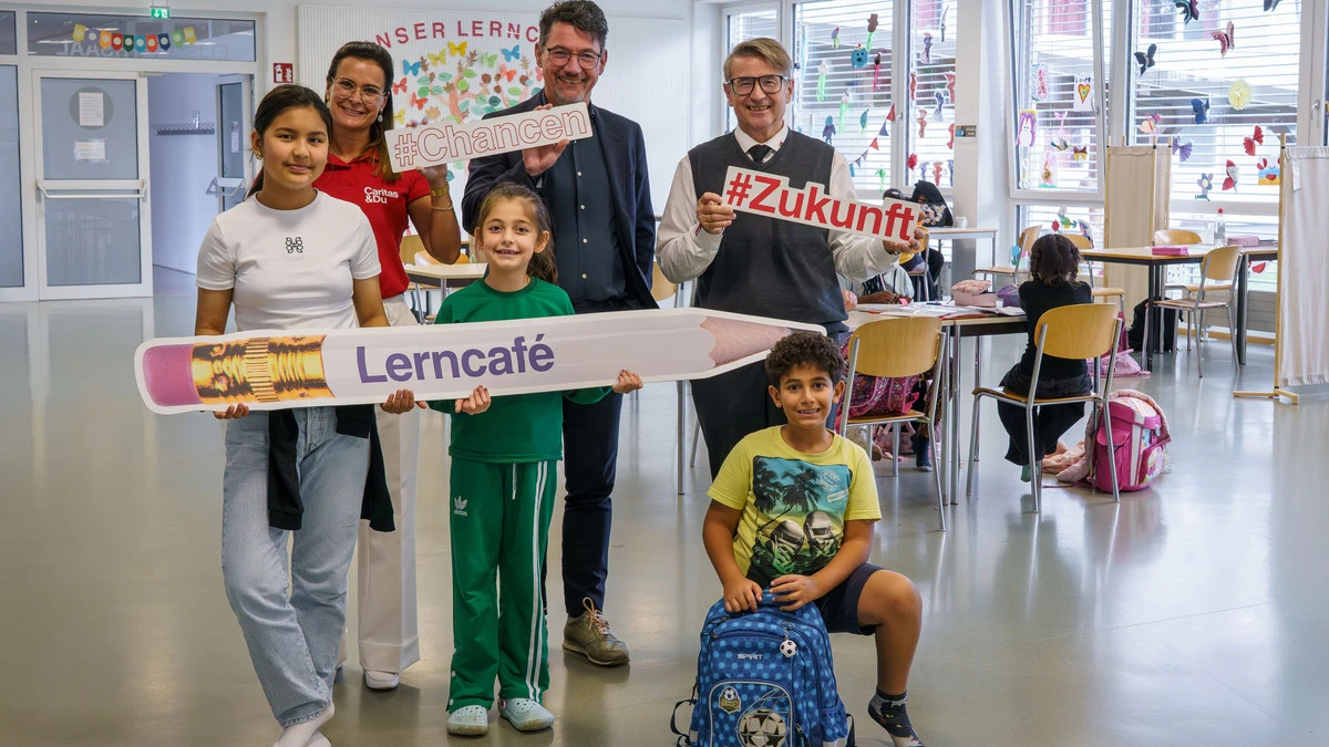 Roberta Striedinger, Ernst Sandriesser und Heinz Paar halten mit drei Schülern Schilder in die Kamera mit der Aufschrift #Zukunft, #Chancen und Lerncafé | Unterstützen Kinder auf ihrer Bildungsreise: Roberta Striedinger, Ernst Sandriesser und Heinz Paar mit Schülern