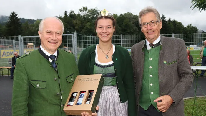 Nach 16 Monaten Bauzeit wurde das neue Familien-, Sport- und Freizeitzentrum in der Marktgemeinde Ligist offiziell seiner Bestimmung übergeben. Bürgermeister Johann Nestler konnte zur Feier auch Landesrat Johann Seitinger und Weinkönigin Katrin Dokter als Ehrengäste begrüßen.