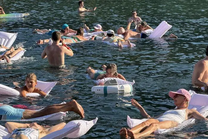 Zur Eröffnung von „Floating Dreams“ fand eine Live-Performance mit Workshop-Charakter statt. Glassner führte durch Wahrnehmungsübungen im Kinderbecken und lud alle Teilnehmer ein, sich körperlich und sinnlich zu entspannen, um im Anschluss auf ihren Luftmatratzen zu den Telefonen zu schwimmen