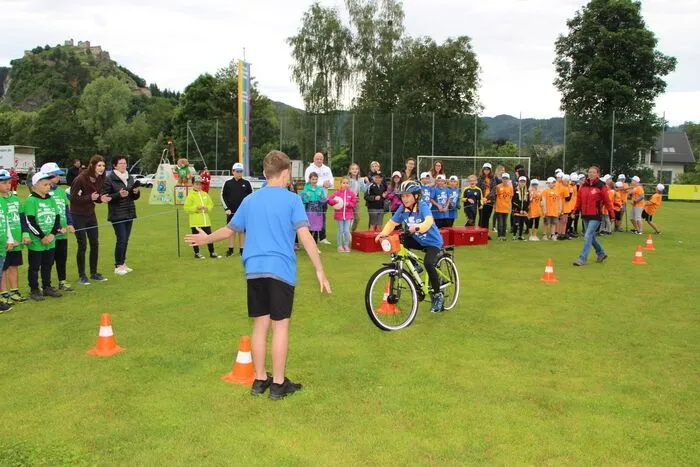 Geschickt und sicher mit dem Rad auf dem Slalom-Parcour
