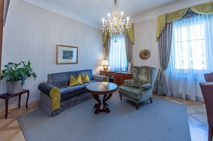 So wie das ganze Vier-Stern-Superior-Hotel ist auch diese Suite gediegen-klassisch eingerichtet.