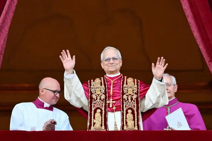 Mit „Friede sei mit euch!“, begrüßte Leo XIV. die jubelnde Menge.