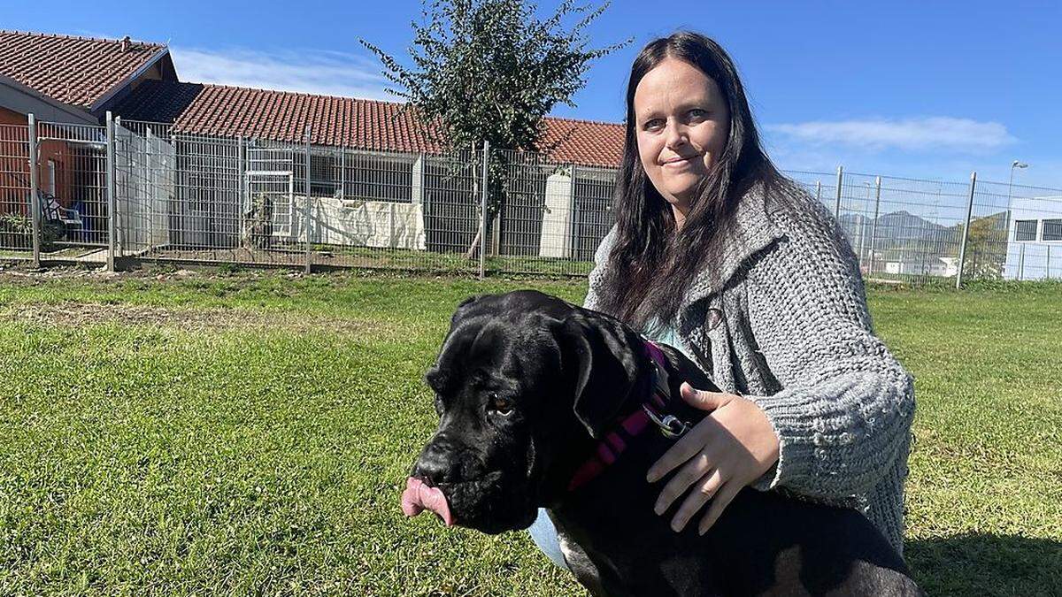 Tierheim-Chefin Tanja Leitner mit Hündin &quot;Freya&quot;, die auch ein neues Zuhause sucht