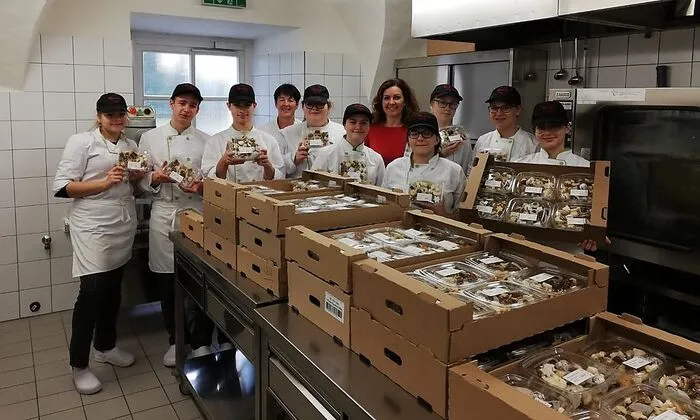 Die Kekse der Fachschule Neudorf stehen für den Verkauf bereit