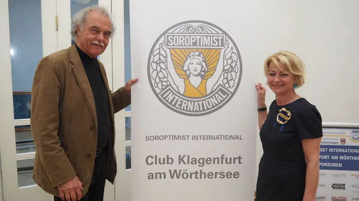 Die Sitzgelegenheiten wurden schon knapp. Zum vierten Mal jazzte Karlheinz Miklin Freitagabend im Klagenfurter Künstlerhaus auf Bitte der Klagenfurter Soroptimistinnen für den guten Zweck. Sie spenden den Erlös einer Kärntner Familie in Not und unterstützen ein derzeit geplantes Bildungsprojekt.