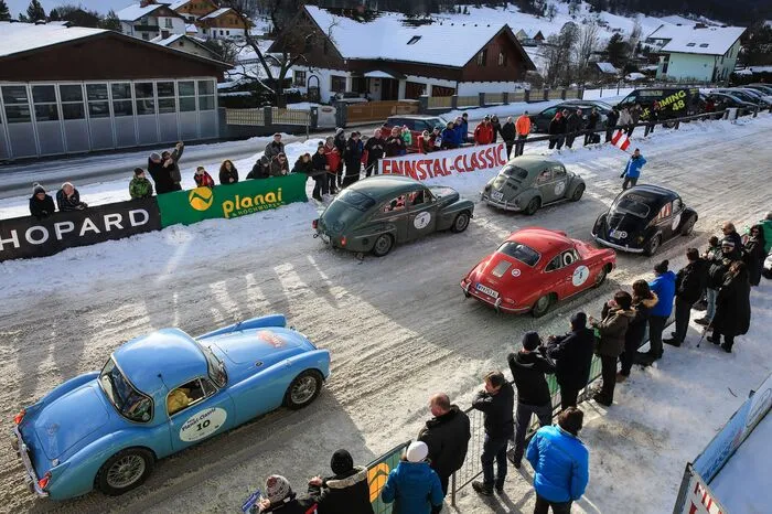 Auf der Trabrennbahn in Gröbning spielte das Wetter schließlich mit und die Zuschauer freuten sich über die Sonne und den Sound der Oldtimer.