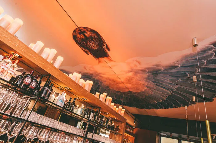 Die Bar und die markant gestaltete Akustikdecke.