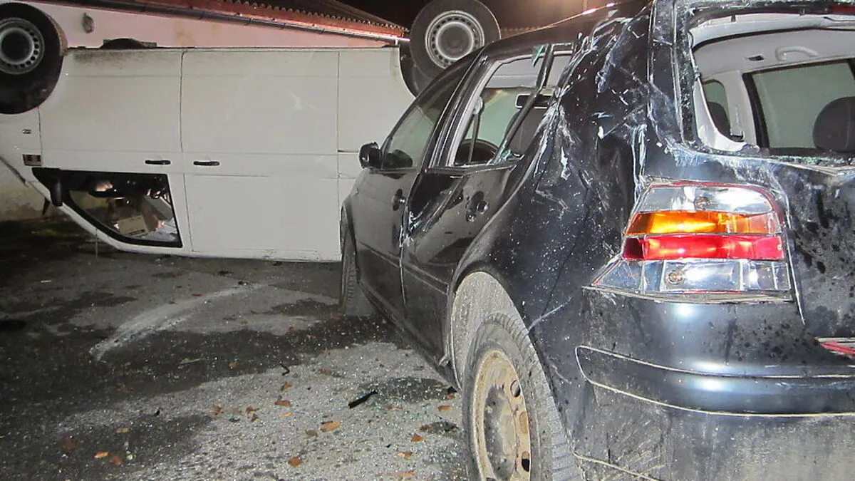 Kleintransporter landete auf dem Dach und beschädigte abgestellten Pkw