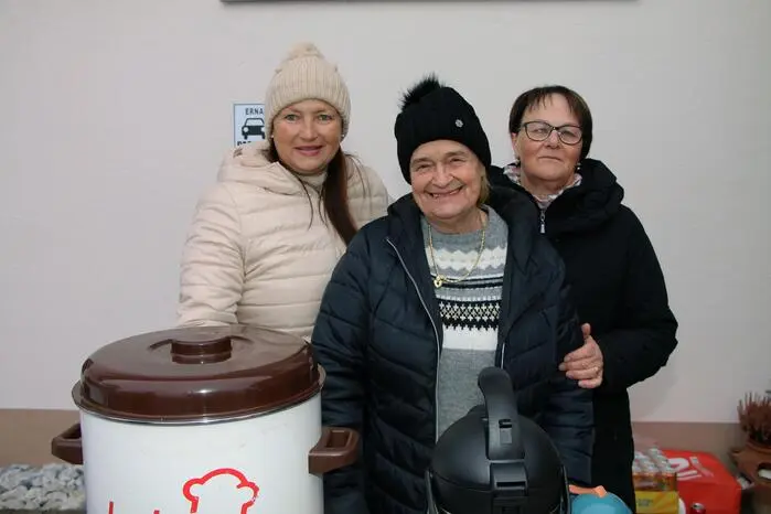 Im Anschluss an die stimmungsvolle Feier wurden die Gäste mit Glühwein, Punsch und Glühmost sowie mit zubereitet von Erna Köck Bild Mitte) bewirtet.