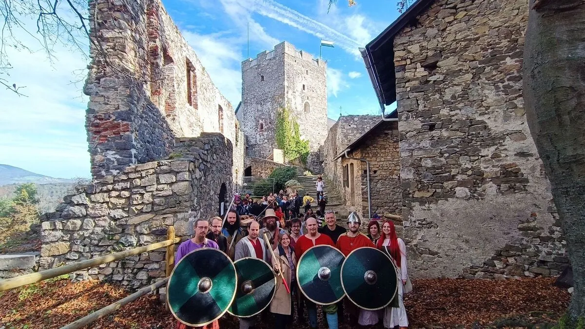 Bürgermeisterin oder Burgfräulein: Elke Kahr posierte bei der Wiedereröffnung mit den South Styrian Celtics