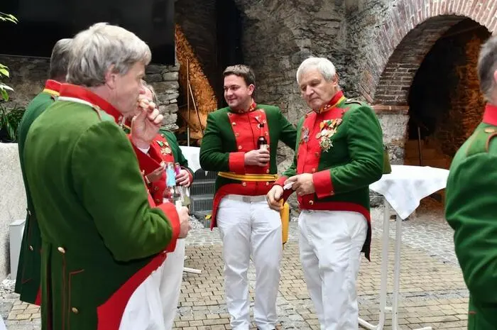 Aufmarschiert sind  zur Eröffnung des Leonhardimarktes der ÖKB Stadtverband Murau und die Murauer Bürgergarde. 