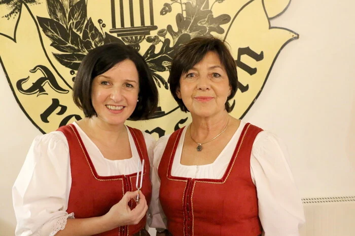 Neben dem Veranstalter unter der Leitung von Gaby Wieltsche (links mit Obfrau Gertrud Seebacher) wirkten weiters die Sängerrunde Obermühlbach, die „Propst´n Singers“, die Singgemeinschaft „Wimitzer Berge“, das Doppelsextett Carinthia, die Landjugend Frauenstein sowie die Glantaler Blasmusikkapelle Frauenstein mit.