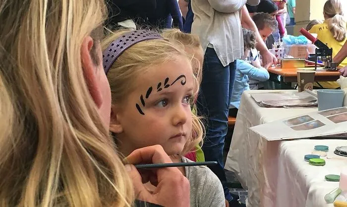 Die fünfjährige Elena beim Schminken.