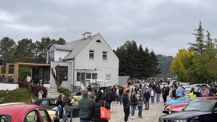 Dicht an dicht drängten sich die zahlreichen Besucherinnen und Besucher auf dem Außengelände des Restaurants „Mittelpunkt“ in Mitterdorf an der Raab.