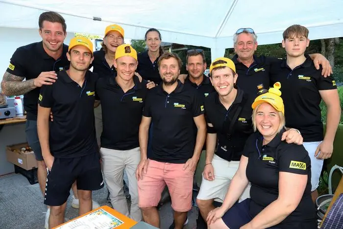 Das Team rund um Maximilian Kogler (8. von links) konnten sich über einen großen Erfolg beim 1. Entenrennen freuen!